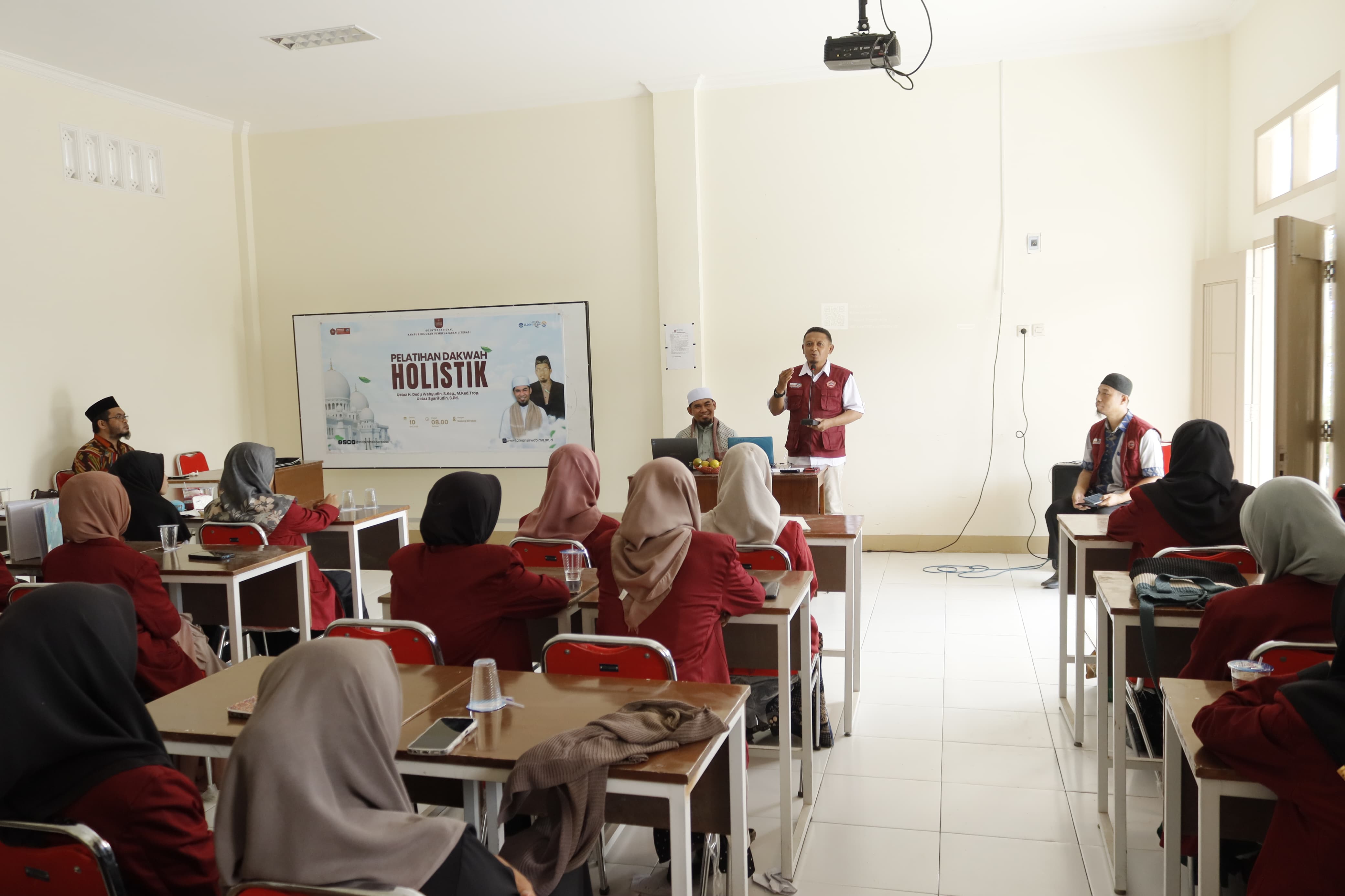 Mahasiswa STKIP Tamsis Diperkuat dengan Keterampilan Dakwah dan Thibbun Nabawi