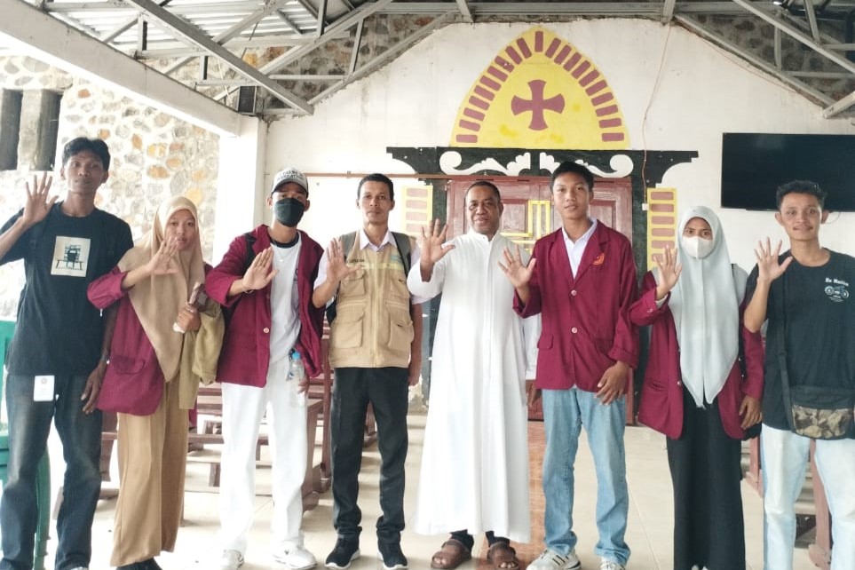 Kuliah Lapangan Prodi Sejarah Tamsis: Kaji Toleransi Sosial di Dusun Tolonggeru