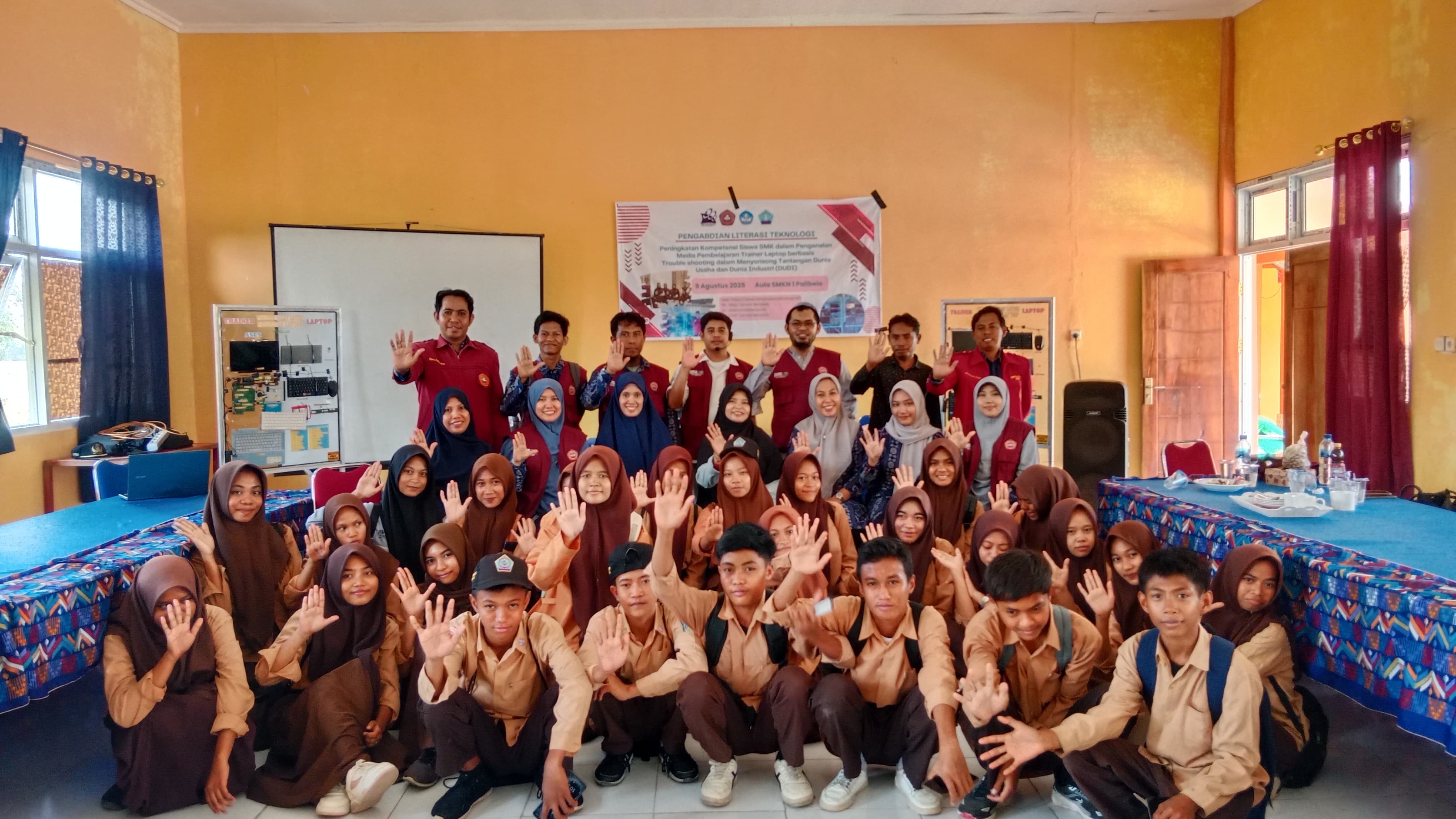 Prodi PTI Tamsis Bima Bekali Siswa SMKN 1 Palibelo Keterampilan Trouble Shooting Laptop