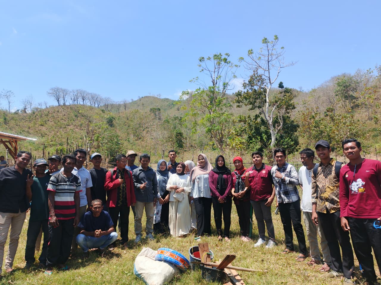 Tim Kosabangsa STKIP Tamsis Bima dengan UMM Dorong Desa Mbawi Mandiri Lewat Tanaman Obat Keluarga