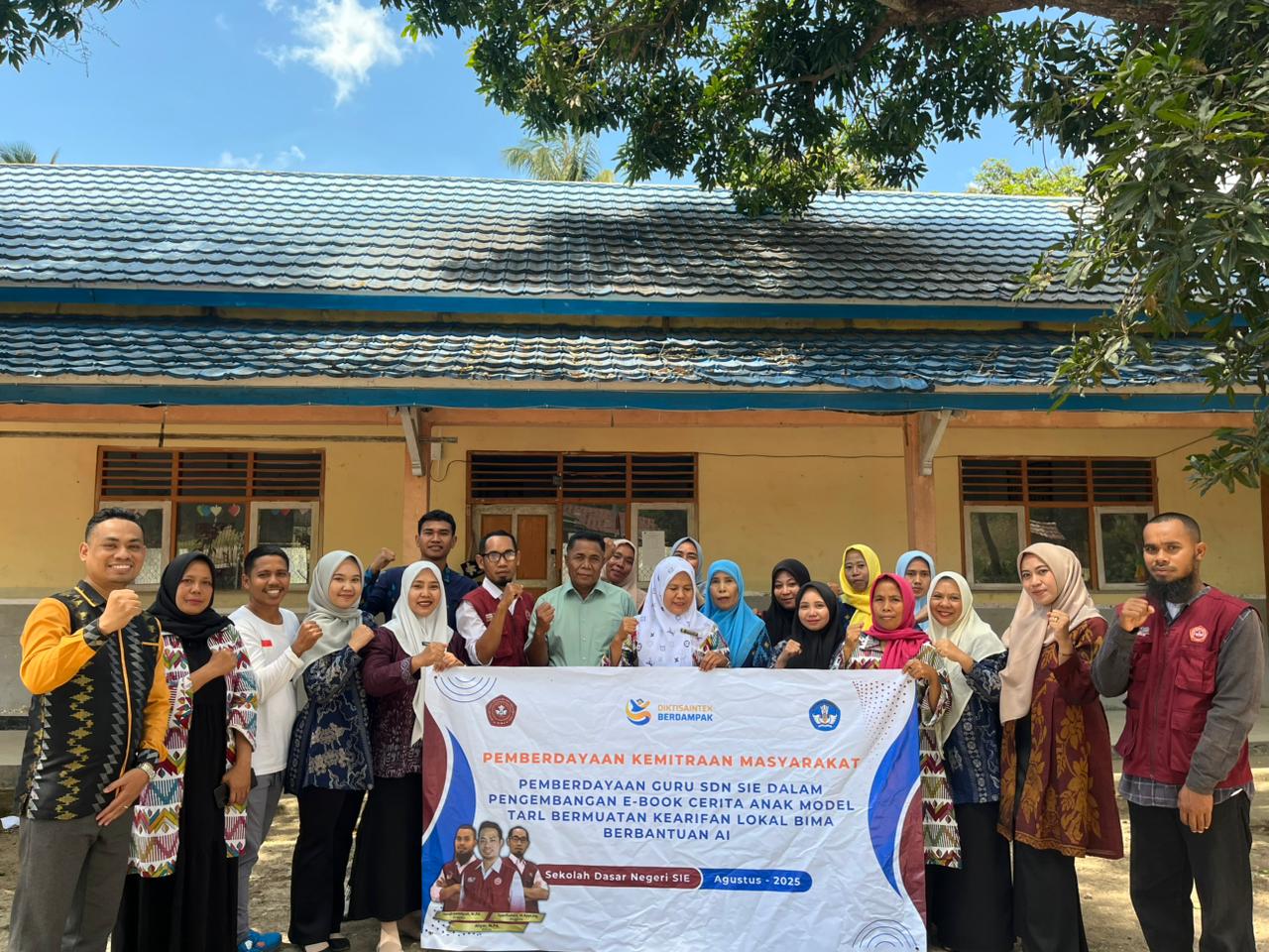 Jawab Darurat Literasi, Tim STKIP Tamsis Latih Guru SDN Sie Buat E-Book Cerita Anak Interaktif