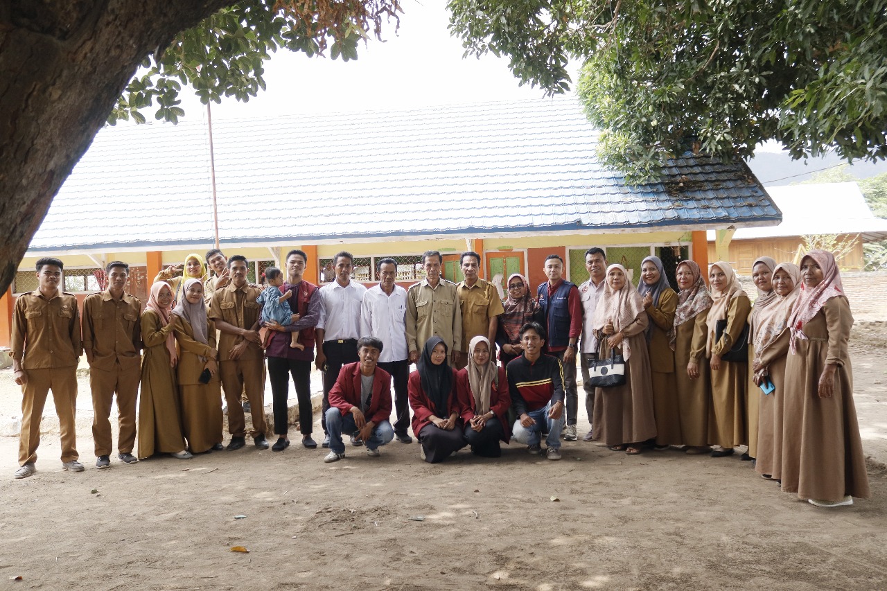 Bawa Misi Literasi, Lingkungan, dan Kesehatan, Mahasiswa STKIP Tamsis Mengabdi di Karampi
